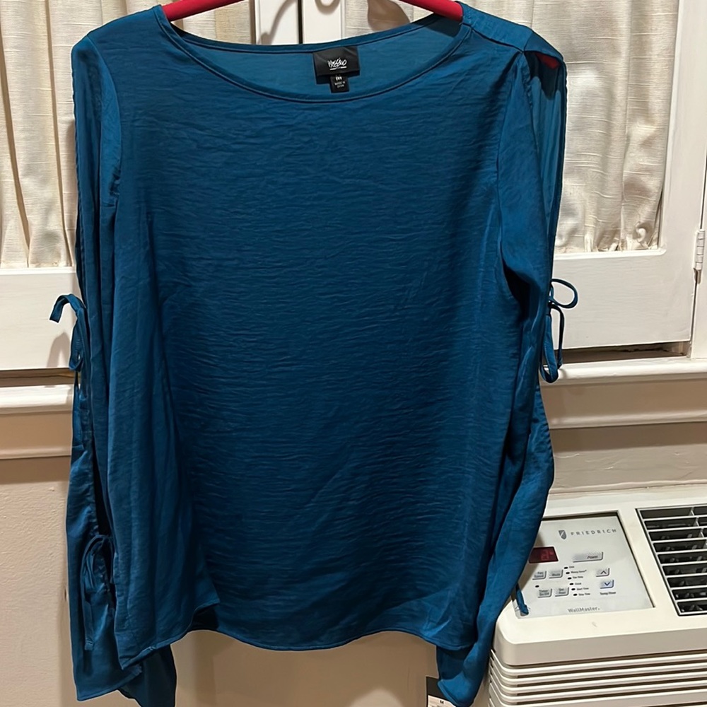 Mossimo blue realism shirt with open sleeves that close with bows